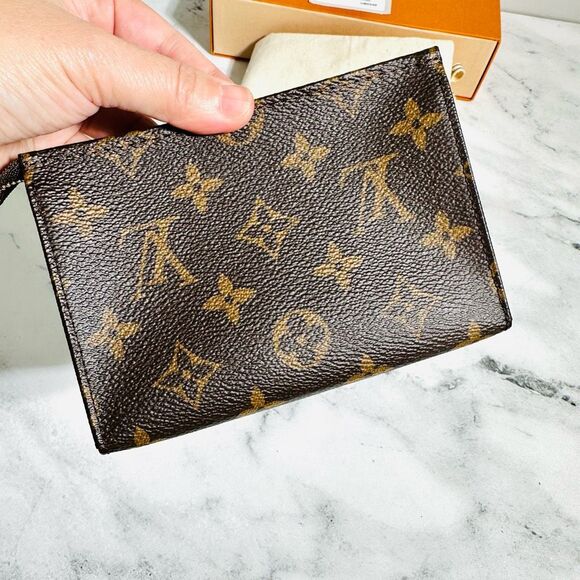 Louis Vuitton Toiletry 15 - Picture 7 of 11